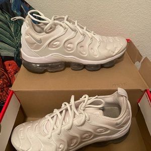 pair of white air vapormax good condition,175